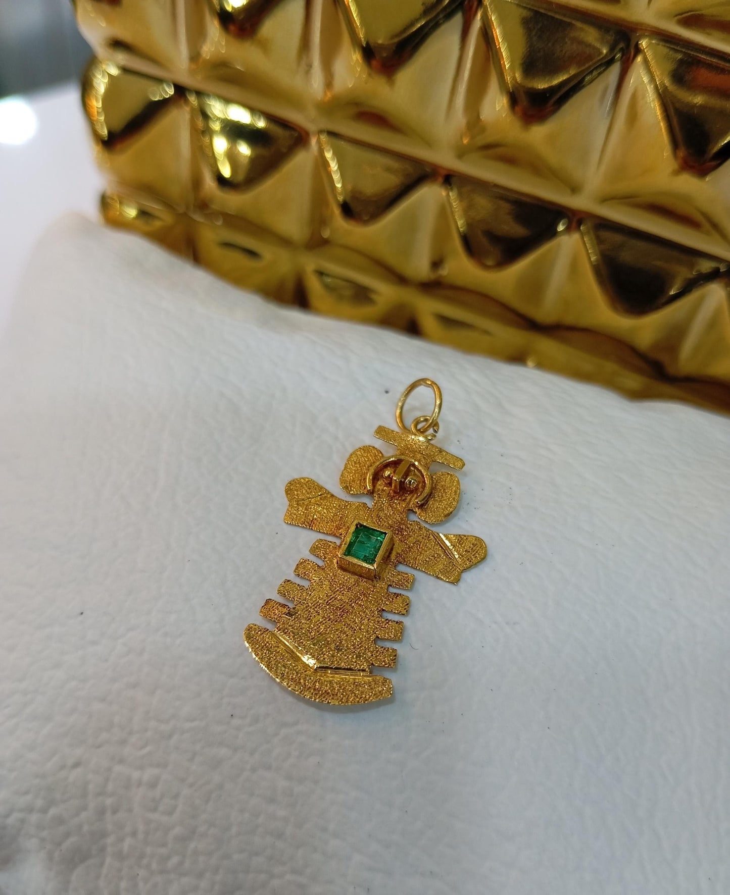 Dije Ángel Guardian  con Esmeralda oro 18k