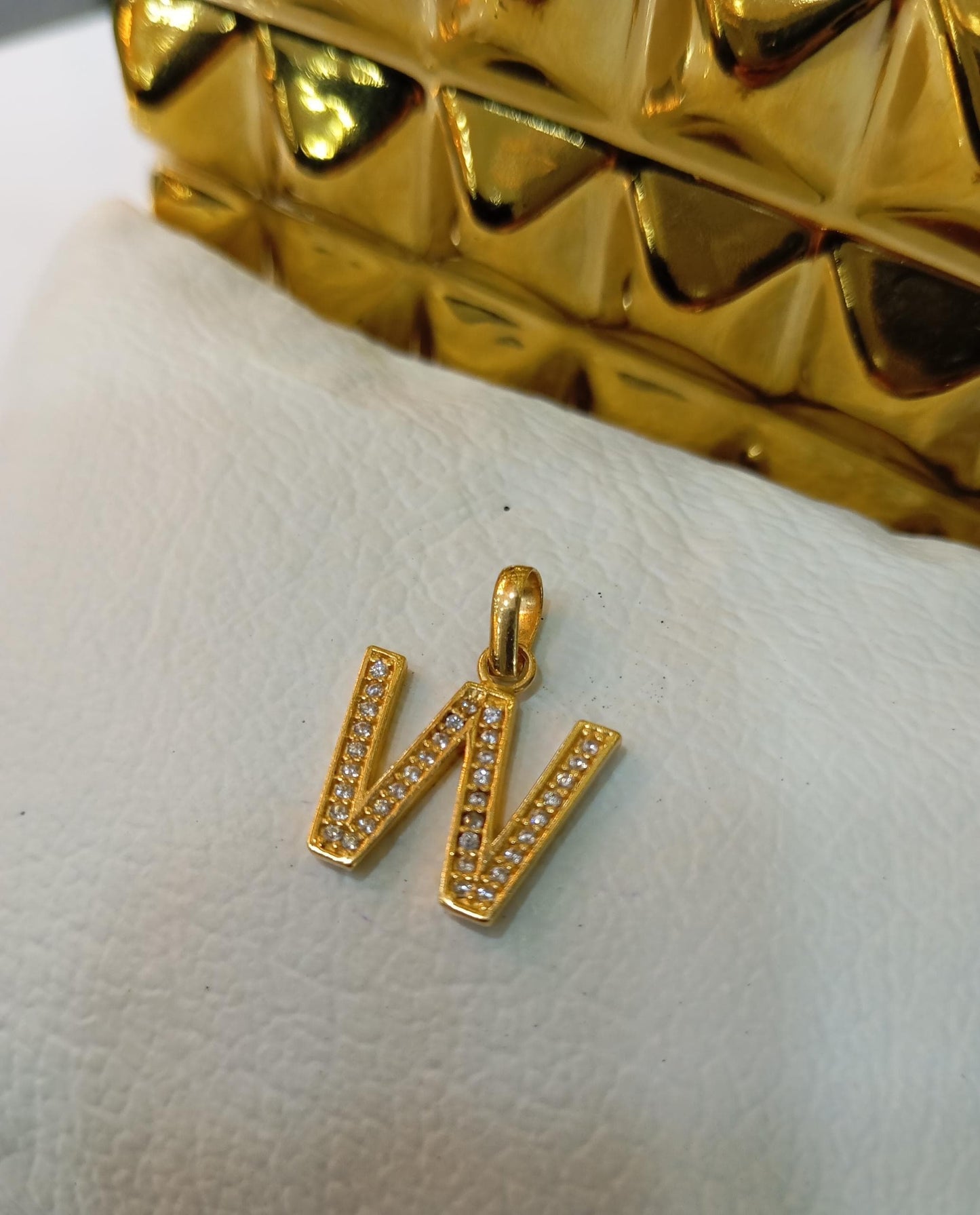 Dije letra W Oro 18k