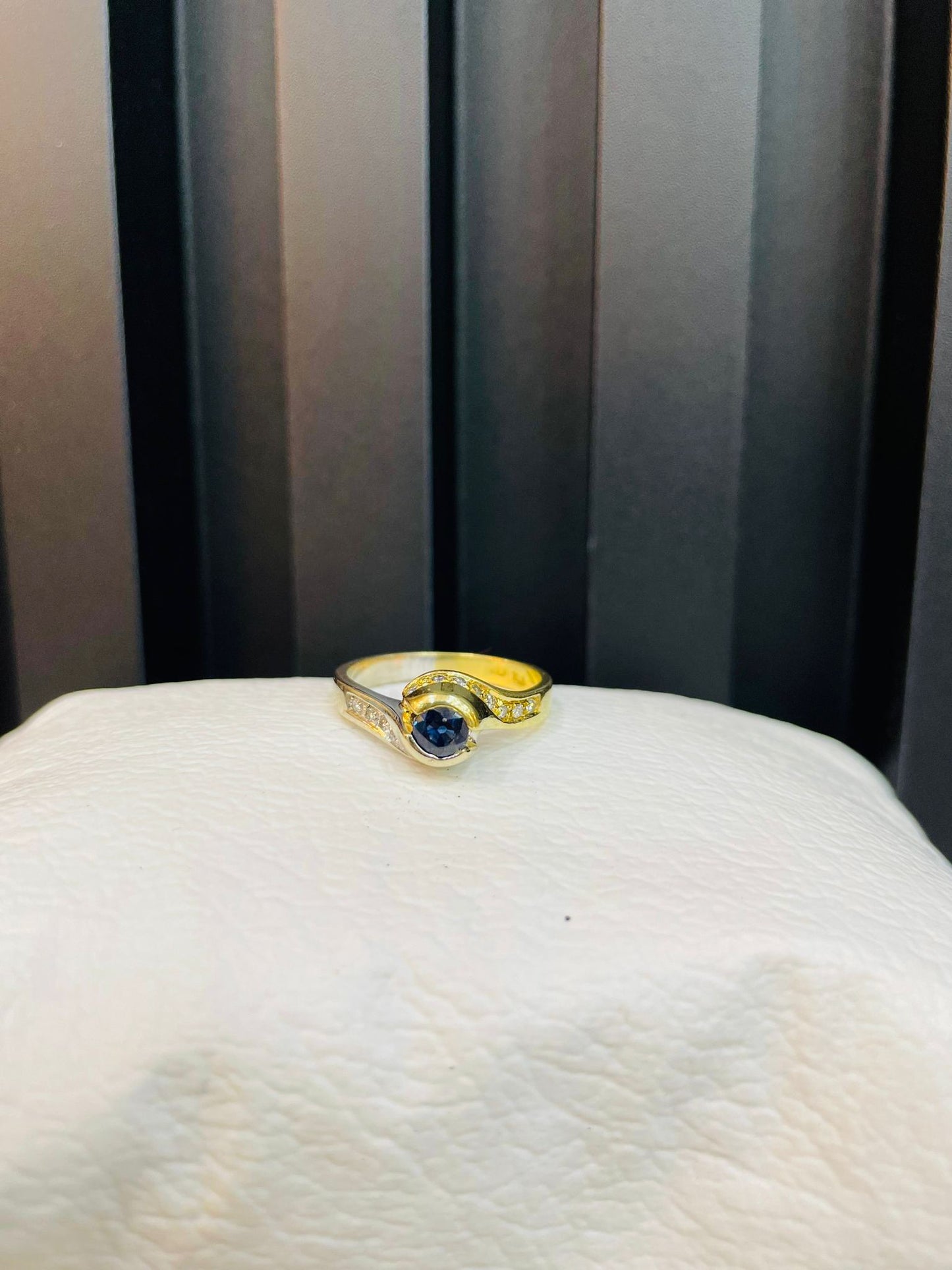 Anillo de Oro 18k con Zafiro y Diamantes