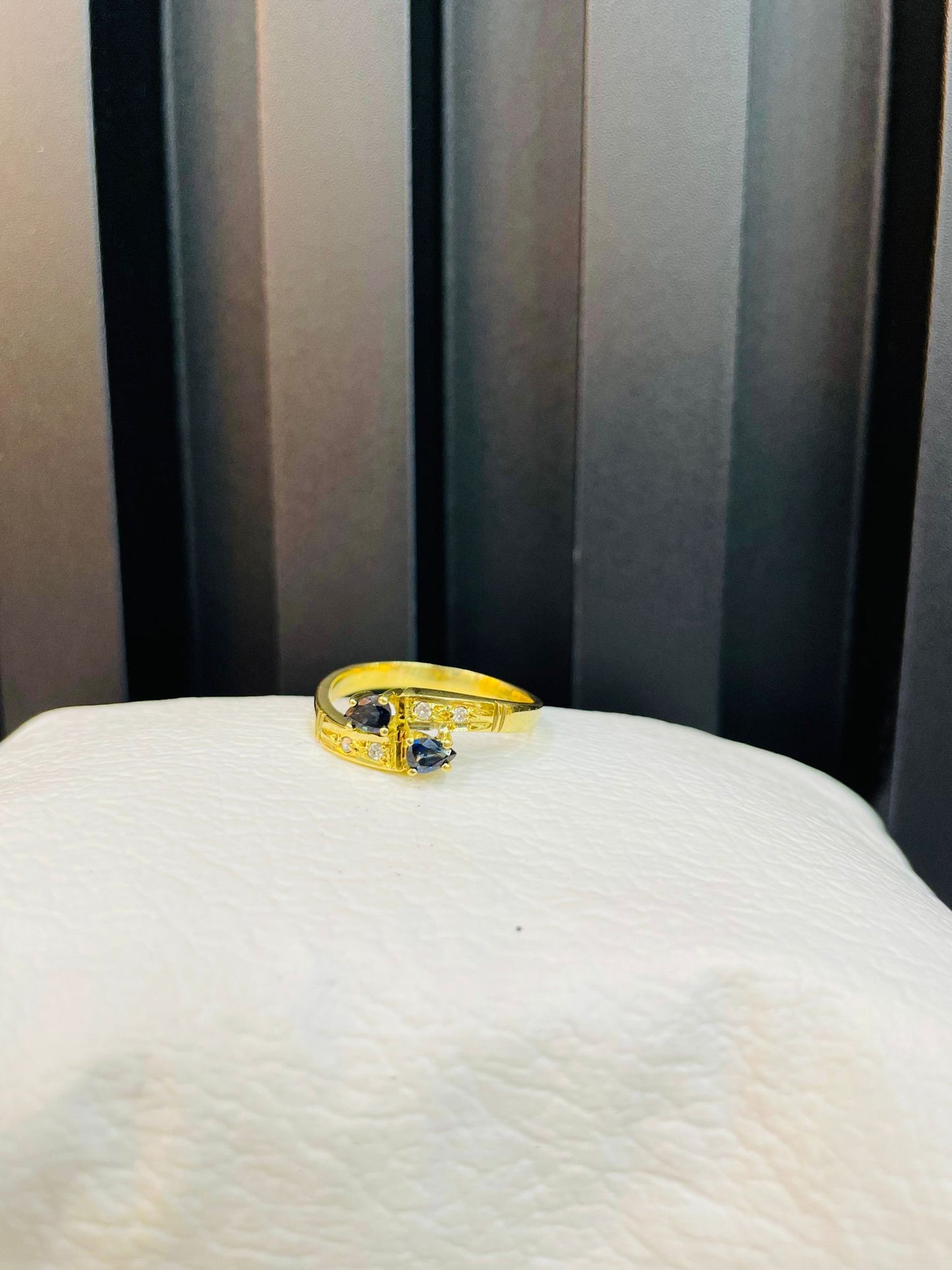 Anillo de Oro 18k con Doble Zafiro y Diamantes