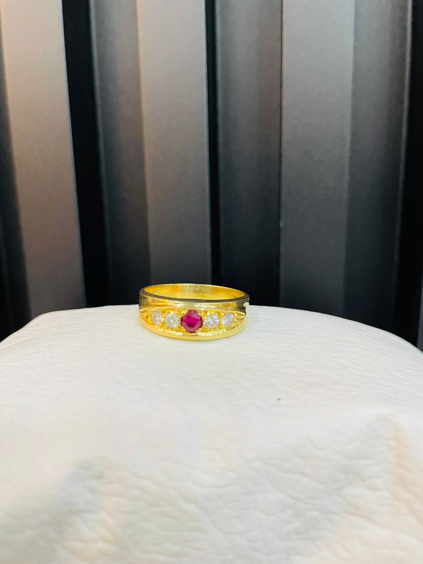 Anillo de Oro 18k con Rubí Central y Diamantes