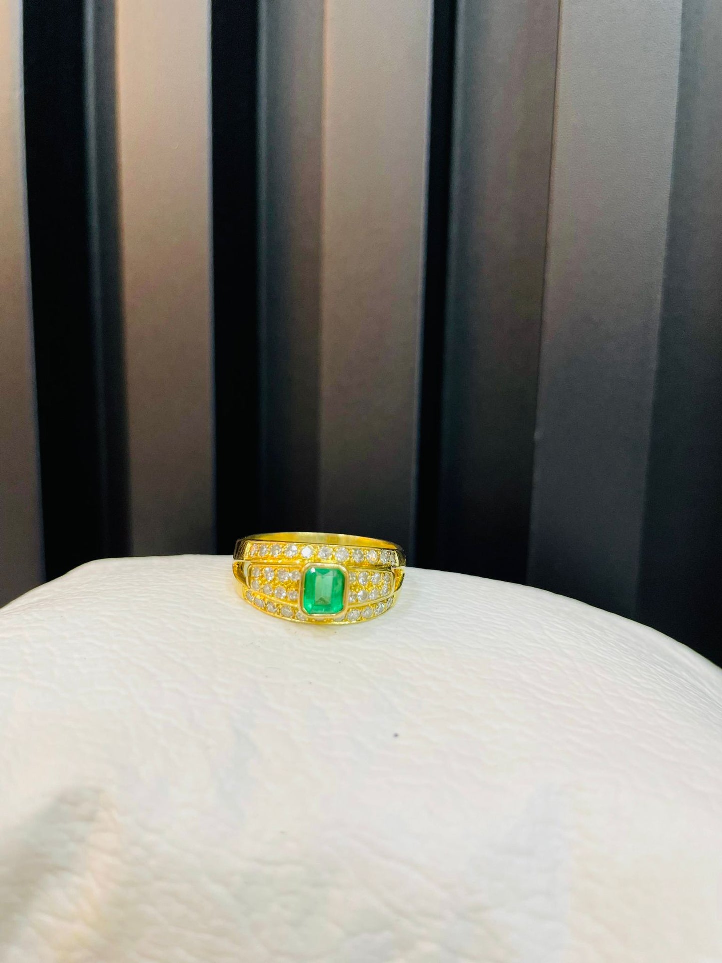 Anillo de Oro 18k con Esmeralda y Diamantes