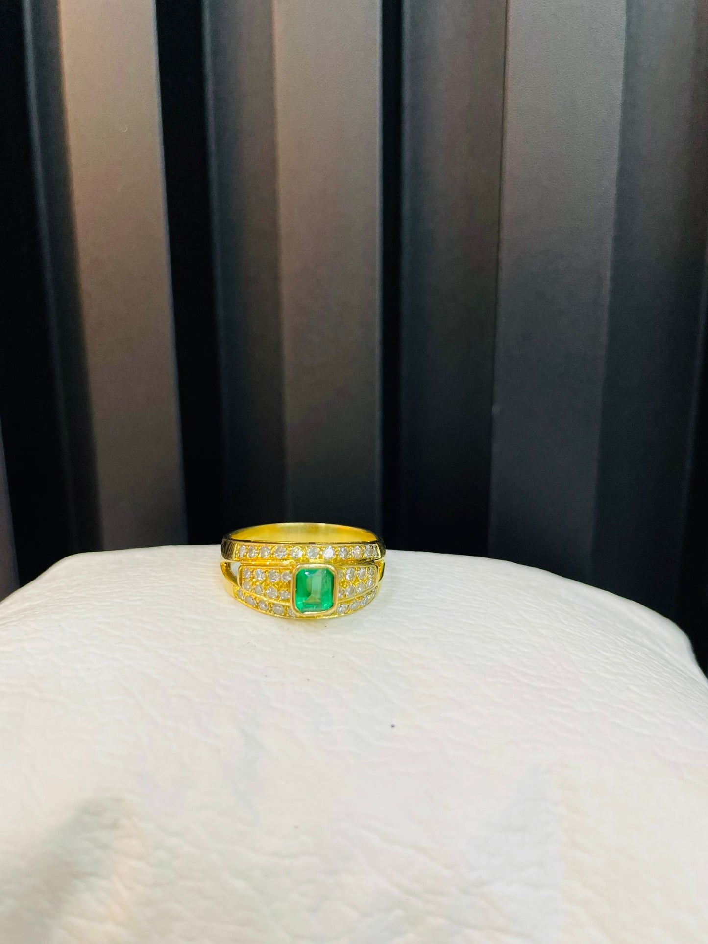 Anillo de Oro 18k con Esmeralda y Diamantes