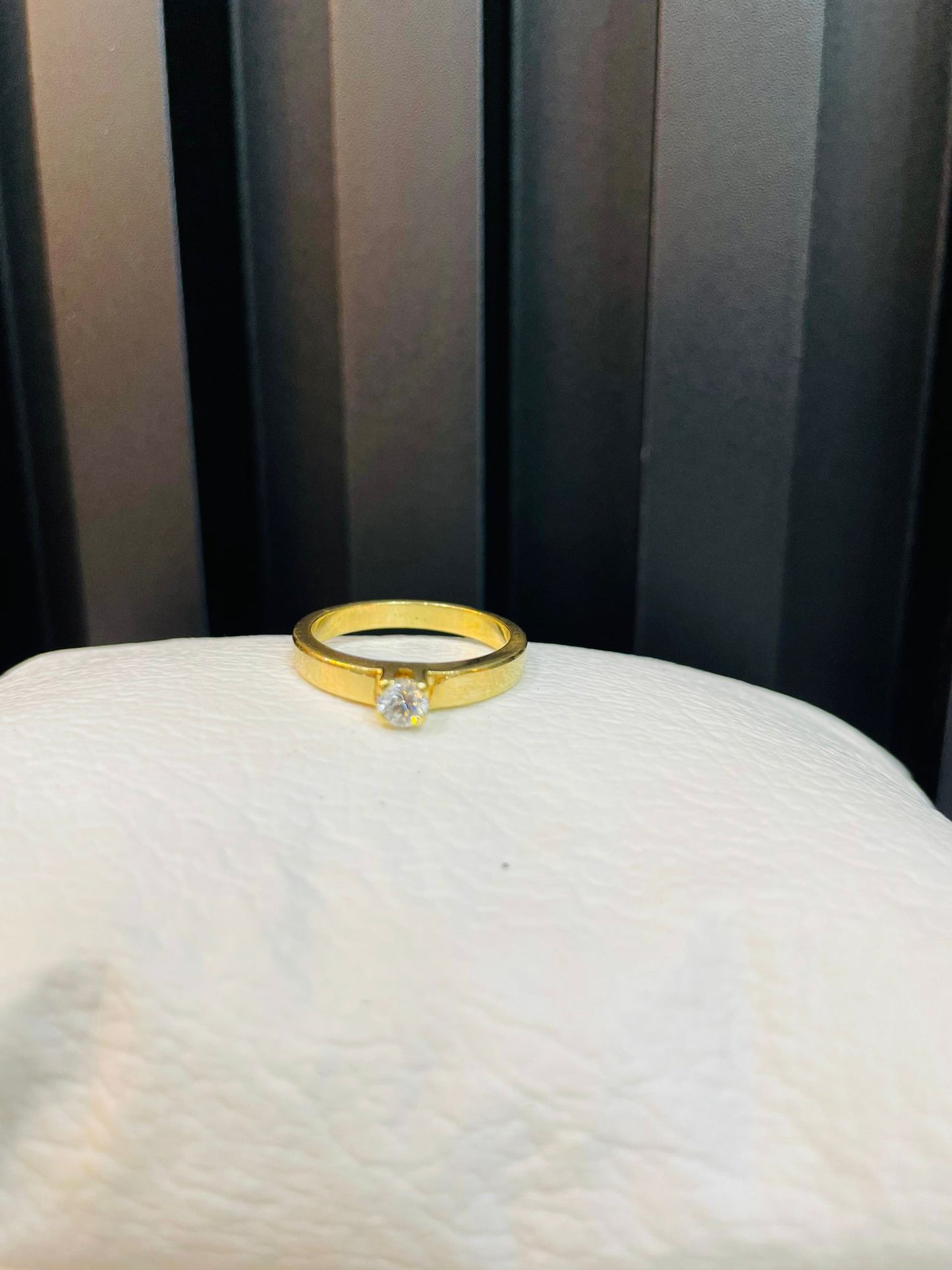 Anillo de Oro 18k con Diamante Solitario