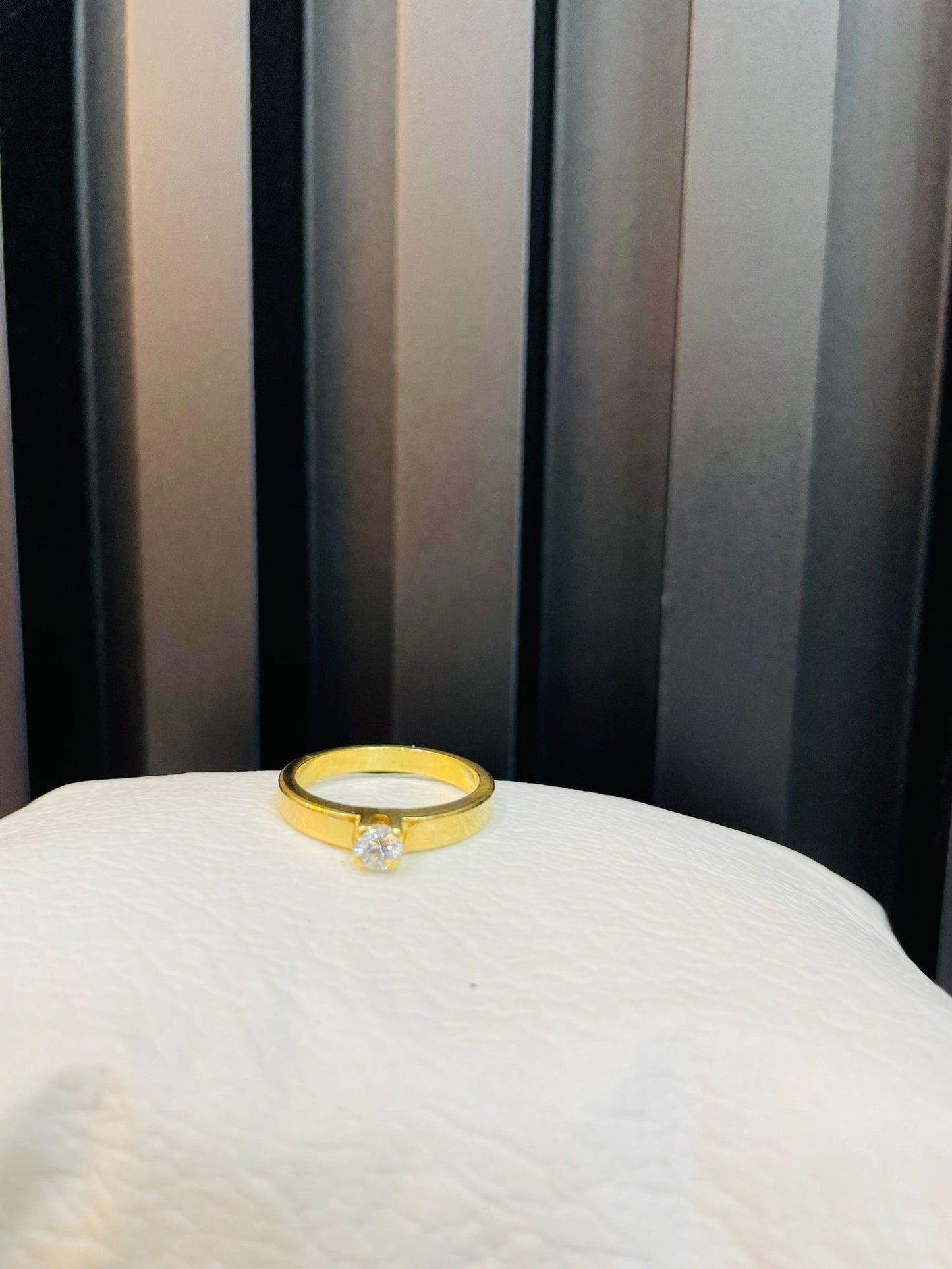 Anillo de Oro 18k con Diamante Solitario