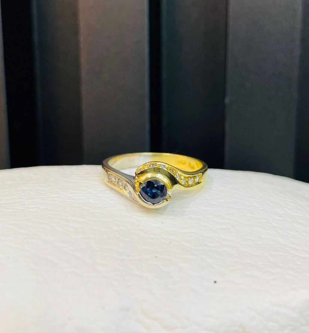 Anillo de Oro 18k con Zafiro y Diamantes