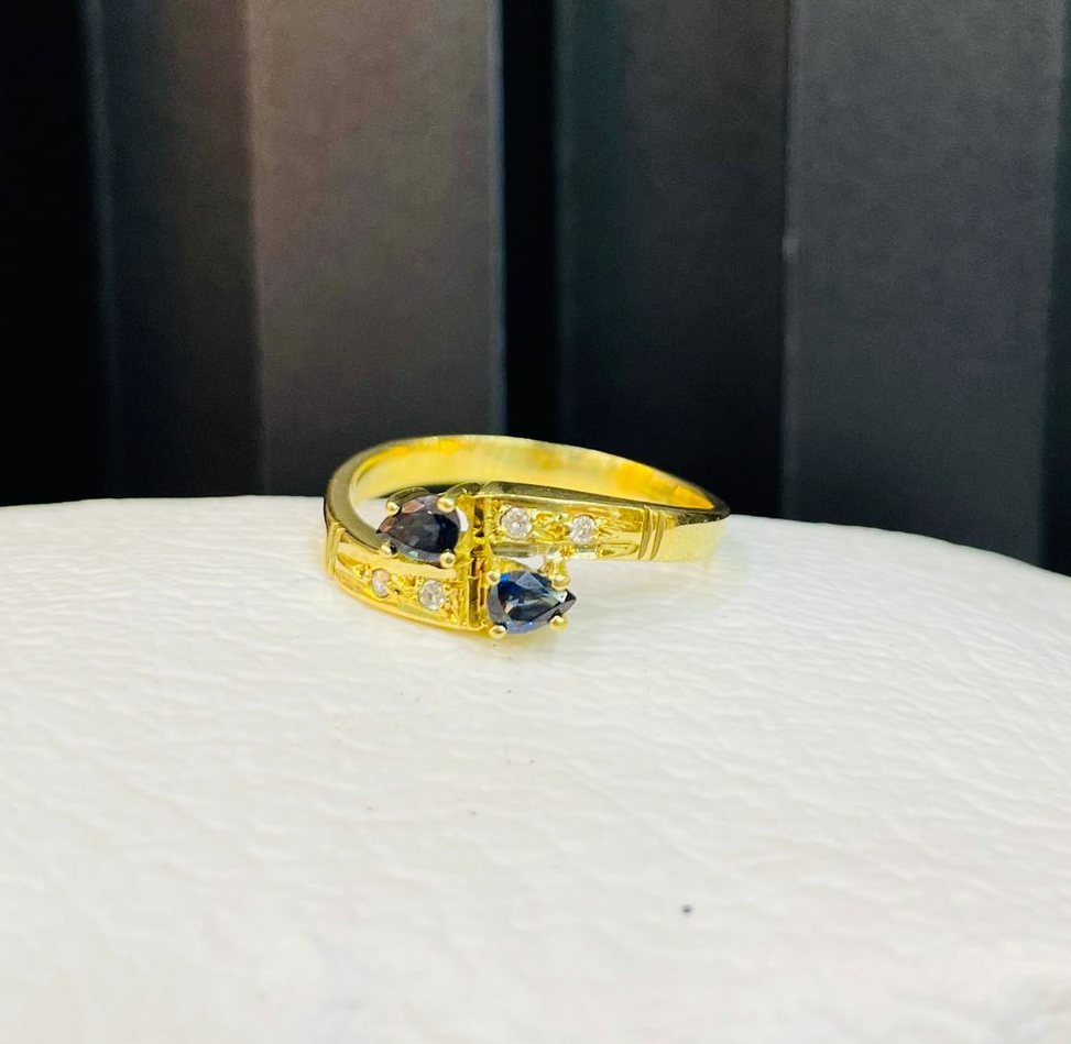 Anillo de Oro 18k con Doble Zafiro y Diamantes