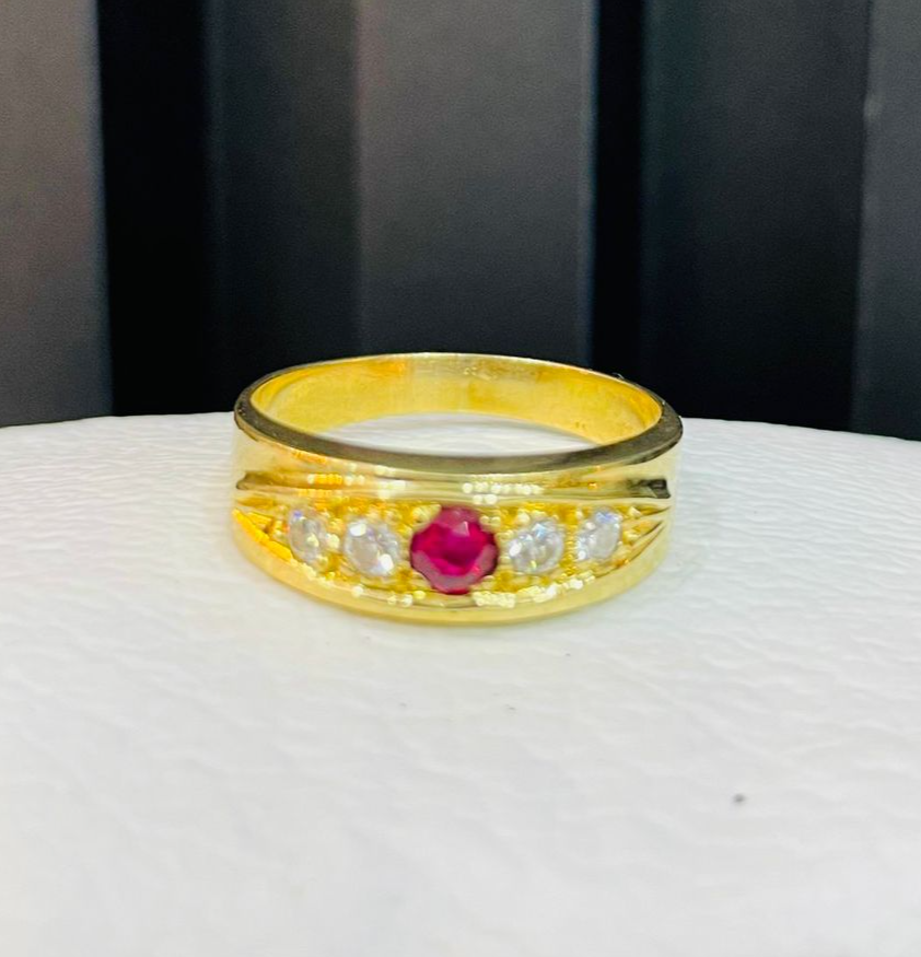 Anillo de Oro 18k con Rubí Central y Diamantes