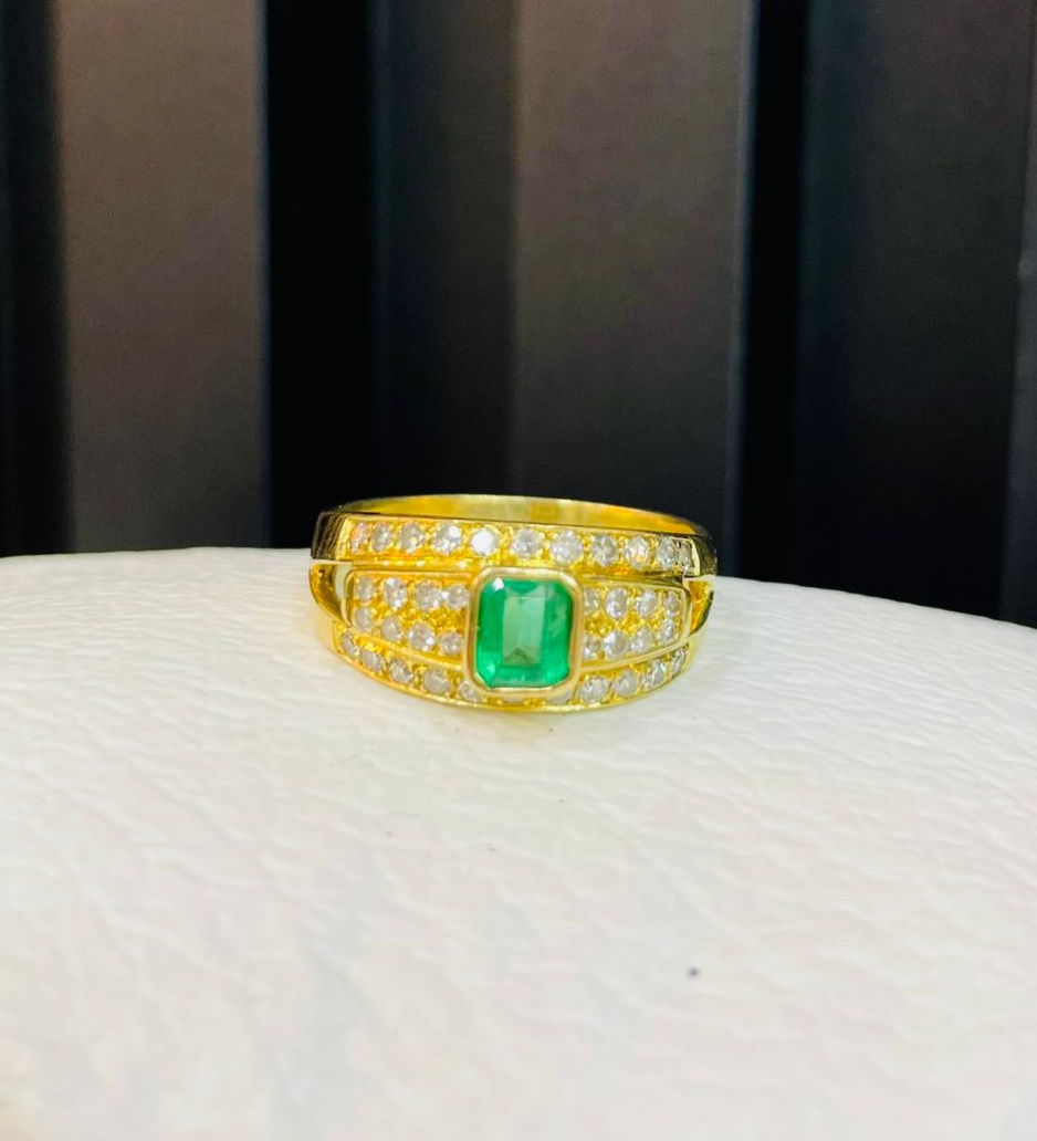 Anillo de Oro 18k con Esmeralda y Diamantes