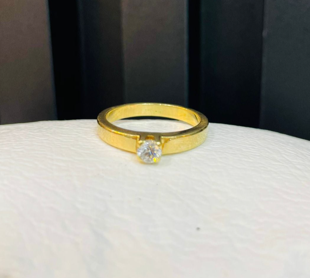 Anillo de Oro 18k con Diamante Solitario