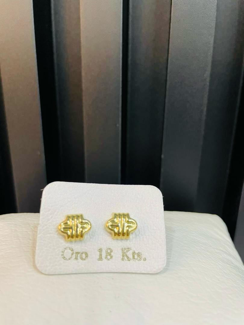 Zarcillos Clásico de Cruz con detalles oro 18k