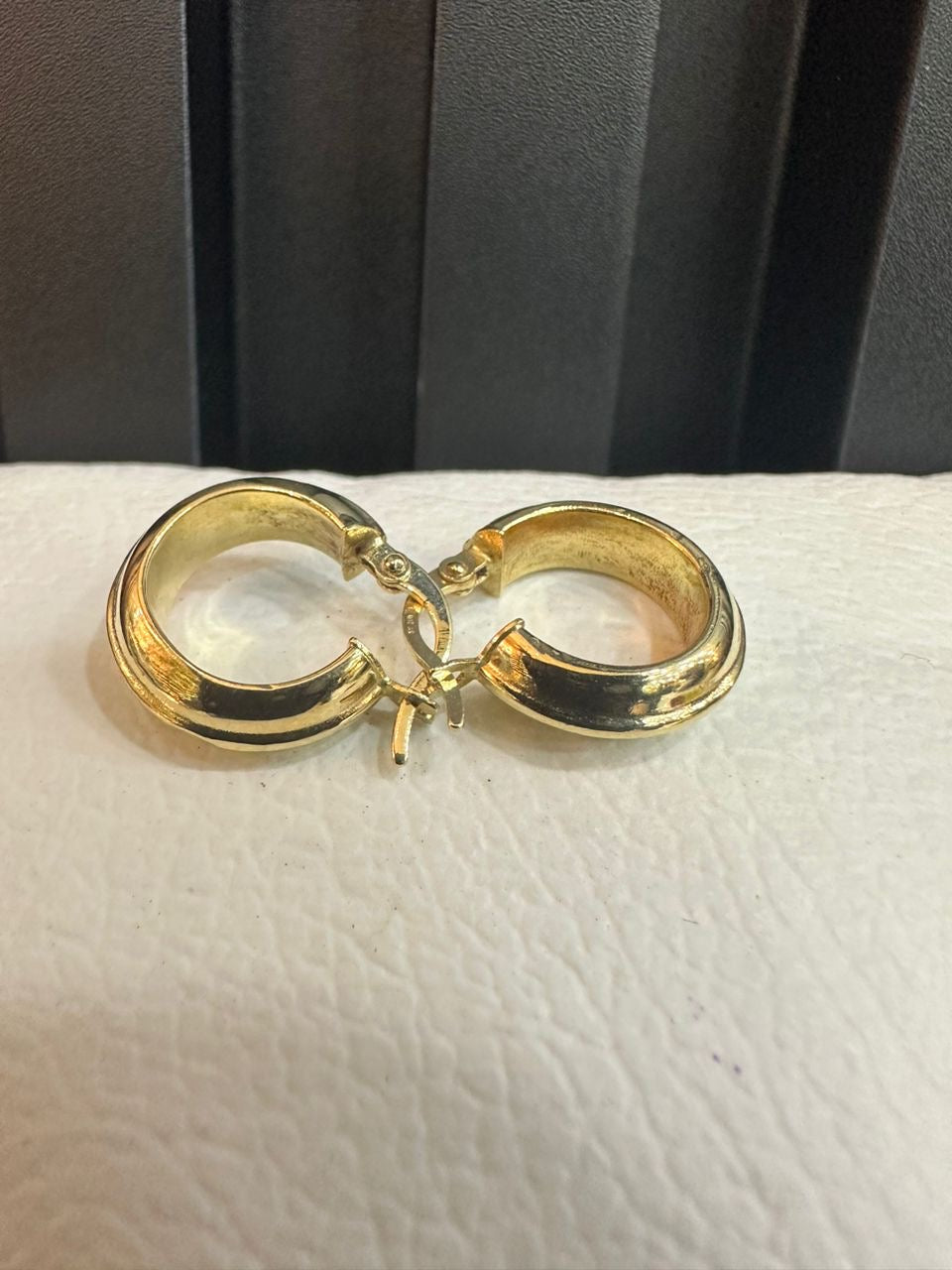 Argollas gruesas   con  línea de Oro 18k