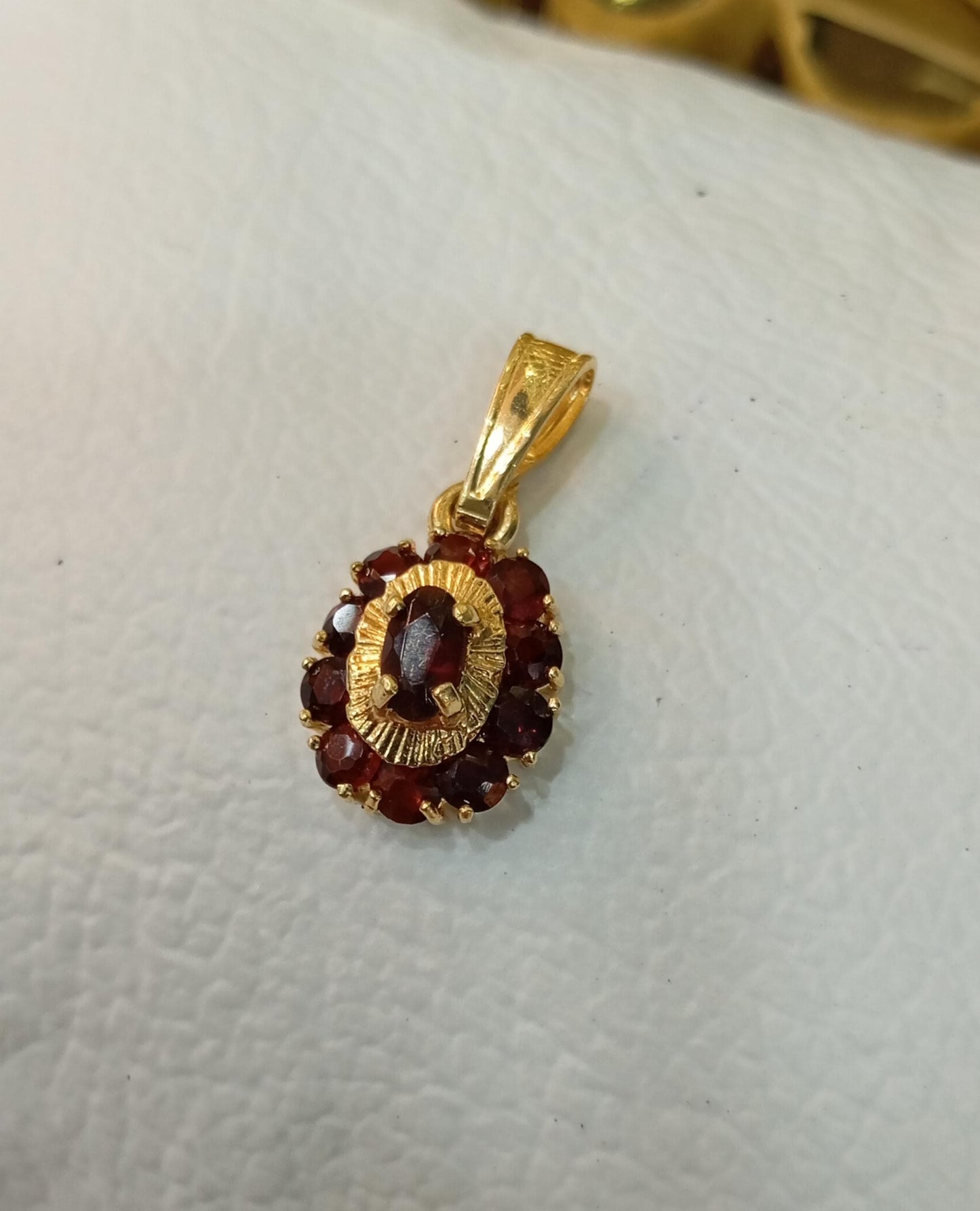 Dije de Granates con Oro 18k